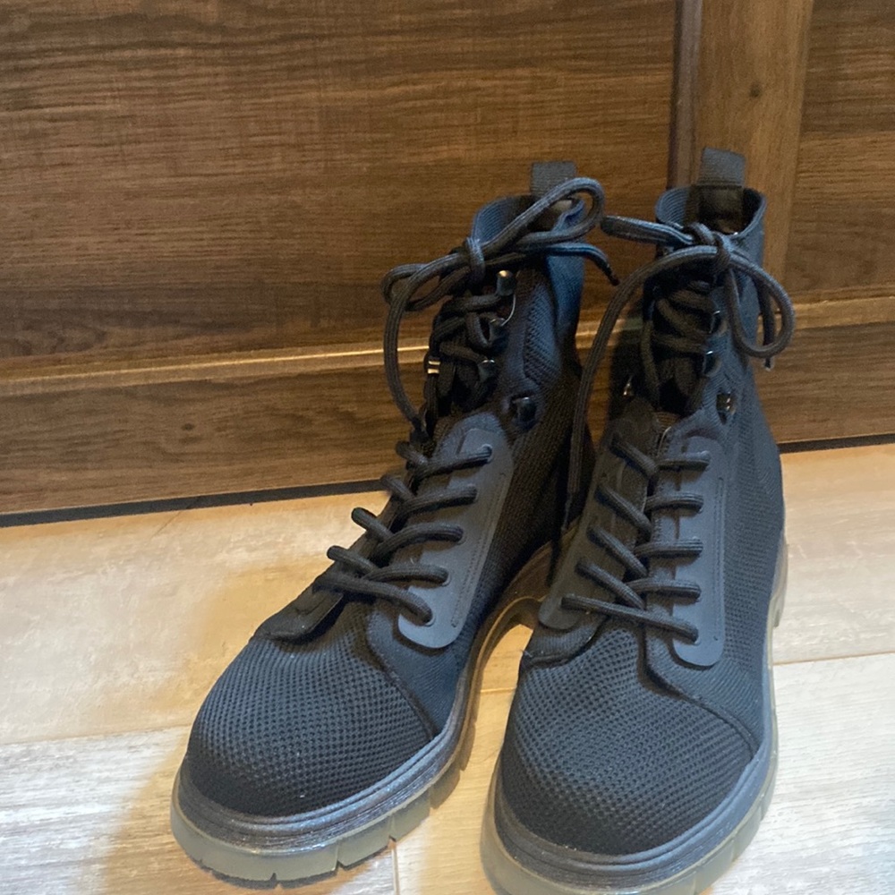 Black boots, size 8 and a half in woman.